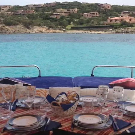 Boat Charter Bateau-hôtel Porto Cervo