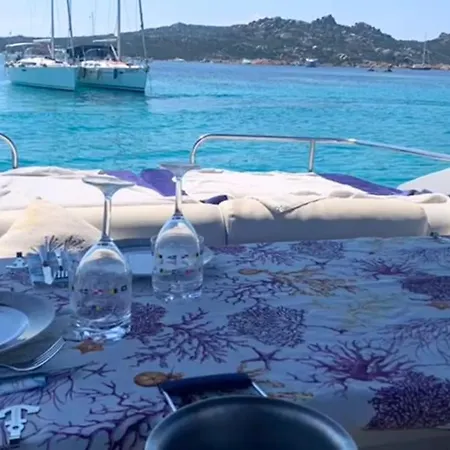 Bateau-hôtel Boat Charter *